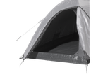 Uma tenda de camping cinza aberta, mostrando o interior escuro.