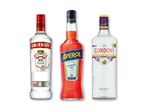 Tre flasker spiritus: vodka, aperitif og gin, med tydelige etiketter og farver.