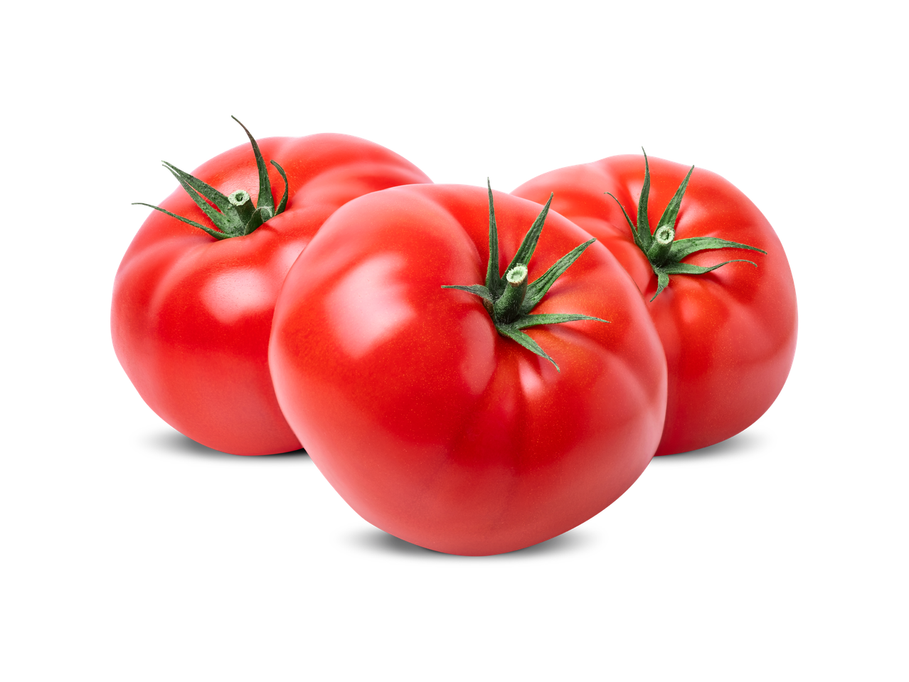 Drie rijpe, rode tomaten met groene steeltjes op een zwarte achtergrond.