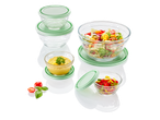 Staklene zdjele sa zelenim poklopcima, salata i umak.