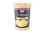 En beholder med citronfromage, der viser en skefuld fromage og citronskiver.