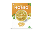 Verpakking voor kippensoep met een kom soep, prei, knoflook en peterselie.
