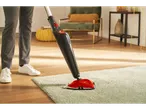 Mopa a vapor Vileda Steam One a limpar um tapete na sala de estar.
