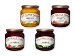 Fire glas marmelade: appelsin, hindbær, jordbær og solbær, alle med teksten 'Ægte håndværk siden 1834'.