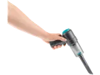 Mão segurando a parte do aspirador de mão do BISSELL 3-in-1 Multiflächen-Bodenreiniger