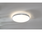 Um moderno e elegante candeeiro de tecto redondo com acabamento cromado.