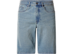 Short en jean bleu clair avec poches avant et fermeture boutonnée.