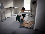 Una donna assembla un tavolo multifunzione.