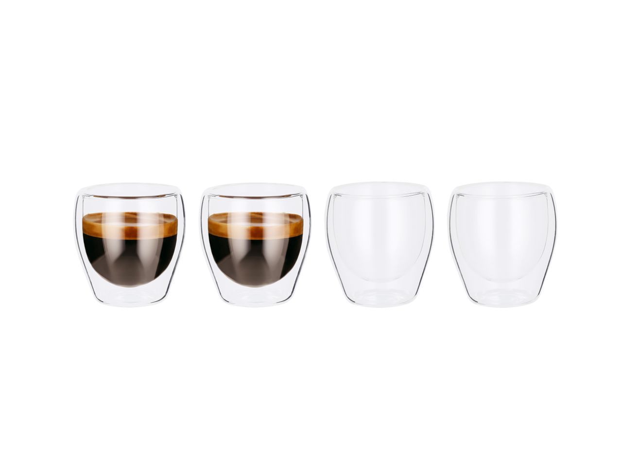 Tre bicchieri da espresso in vetro doppio, due vuoti e uno con caffè.