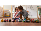 Deux enfants jouent avec une collection de véhicules et figurines PAW PATROL sur le sol.