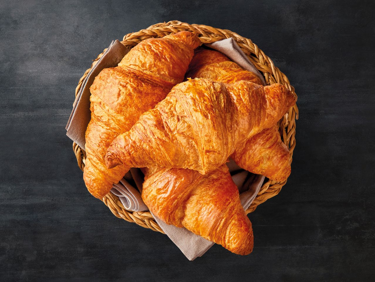 Croissants in einem Korb.