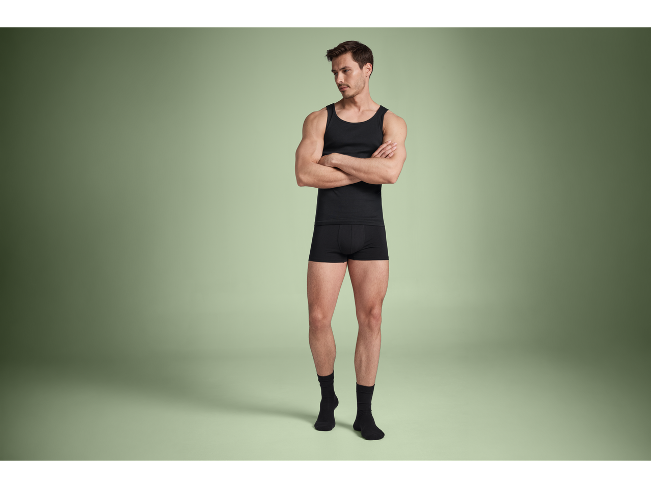 Modello maschile con canotta e boxer neri.