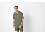 Bărbat îmbrăcat într-o cămașă și pantaloni scurți verzi texturati.