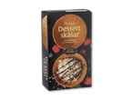 Pakke med dessertskåle af vaffel med is, chokoladesauce og nødder, omgivet af bær.
