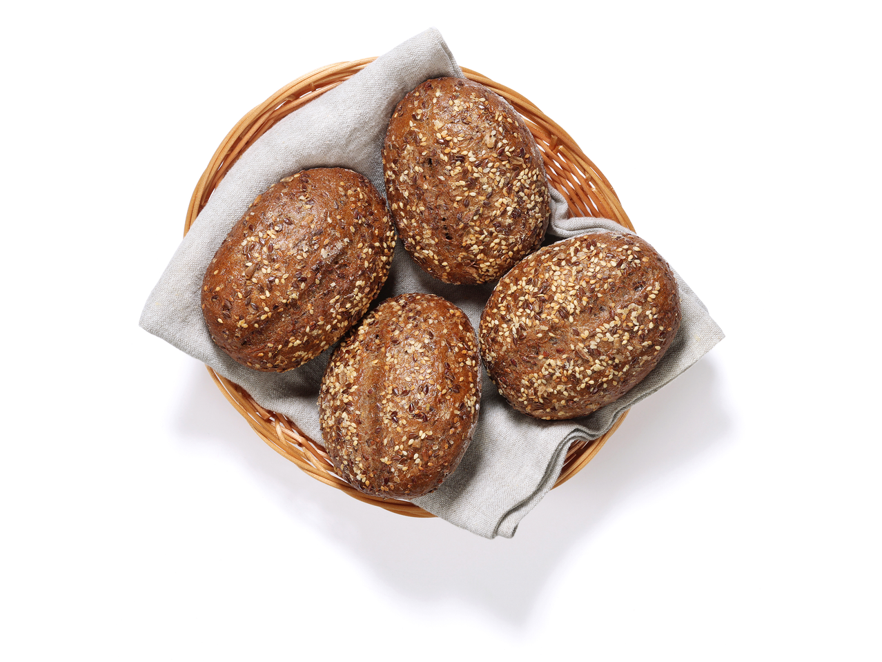 Štiri Mlinotest Proteinska štručka žemljice s semeni v pleteni košari na belem ozadju.