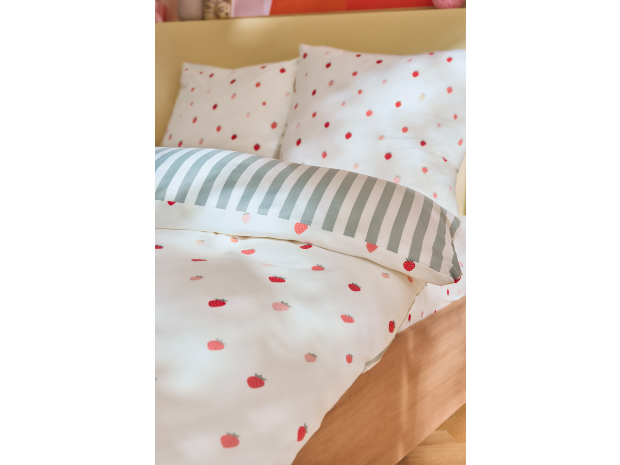 Set posteljine od mikrosatena sa dezenom jagoda i pruga