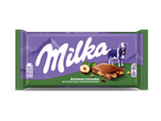 Paarse chocoladereep met hazelnoten en een koe op de verpakking.