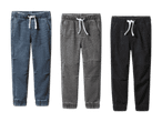 Drei Paar Jogger-Jeans in Blau, Grau und Schwarz.