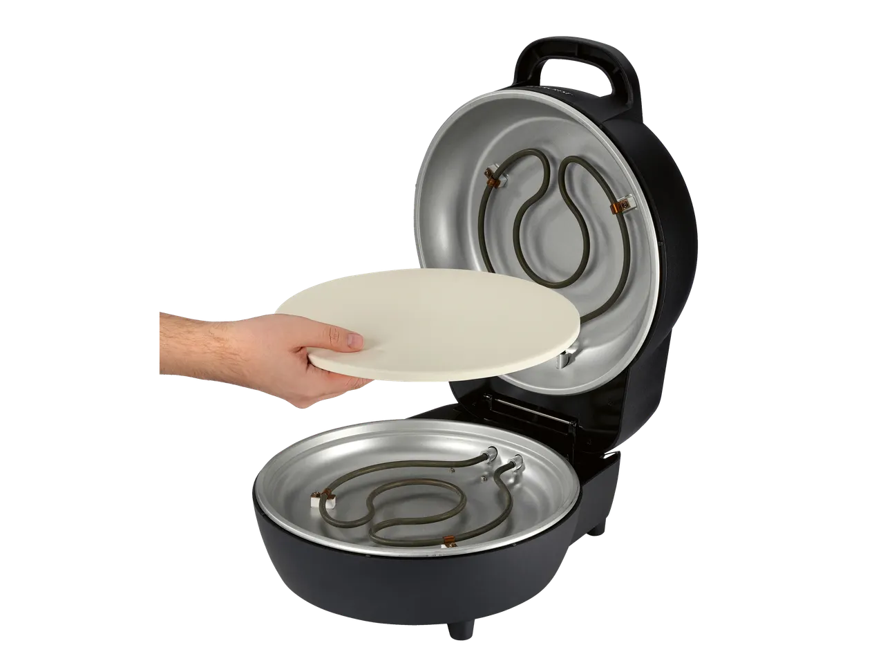 Cuptor electric de pizza Silvercrest® deschis, cu o mână așezând o piatră de pizza.