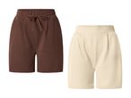 To par shorts: et brunt par med snøre i taljen og et beige par med elastik i taljen.