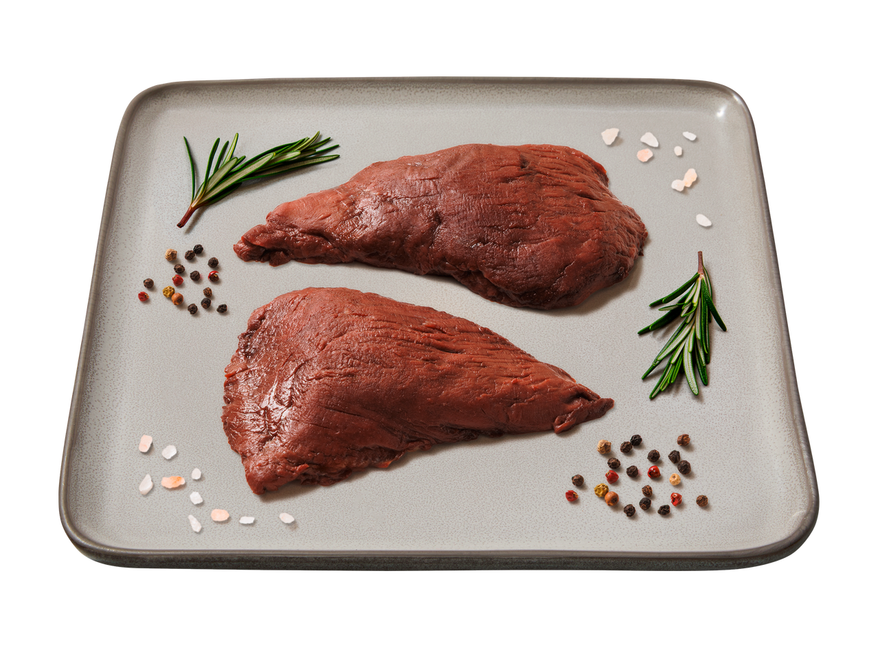 Deux morceaux de viande rouge crue avec des brins de romarin, des grains de poivre et du sel sur un plat gris.