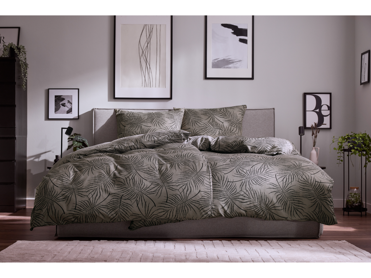 Спално бельо от микрофибър LIVARNO с десен на листа върху легло в модерна спалня.