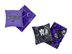 Zwei Wednesday Addams Kissen und Decken-Sets in Lila und Schwarz mit Charakter-Prints.