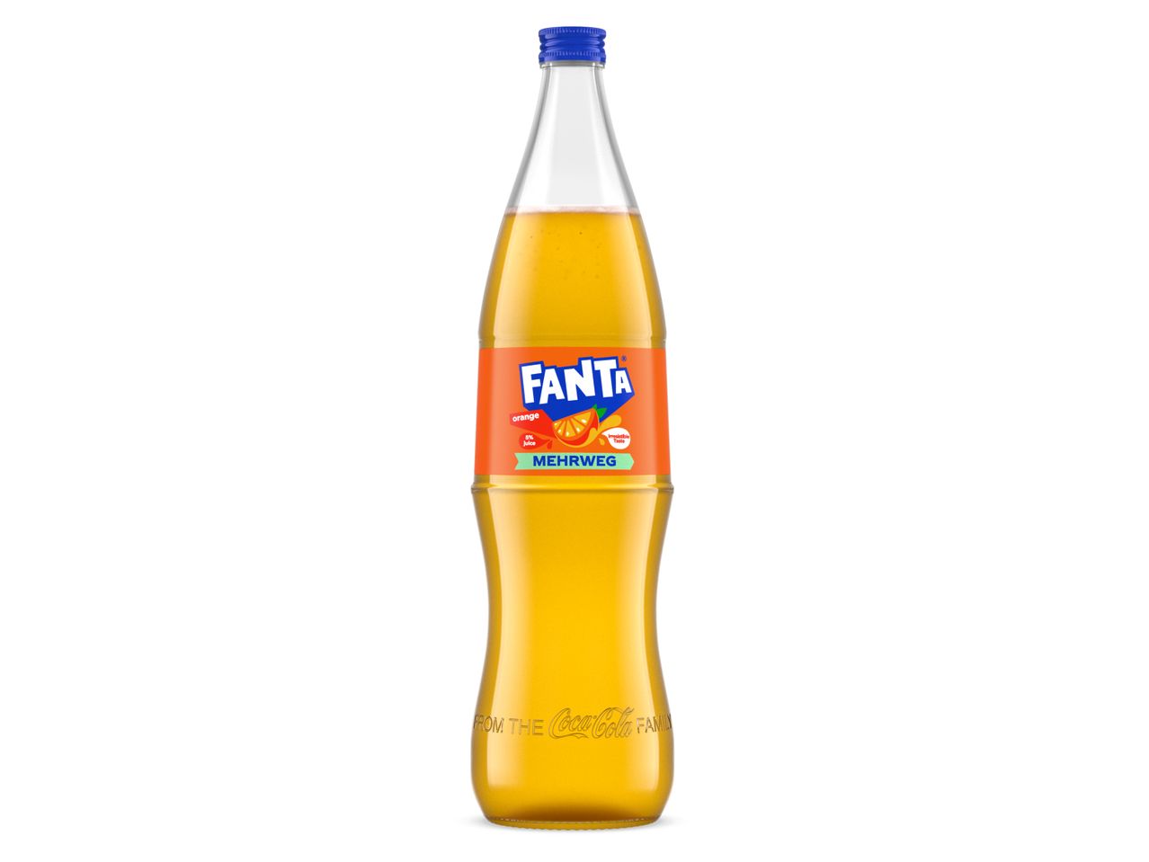 Eine Glasflasche Fanta Orange Mehrweg steht auf weißem Hintergrund.