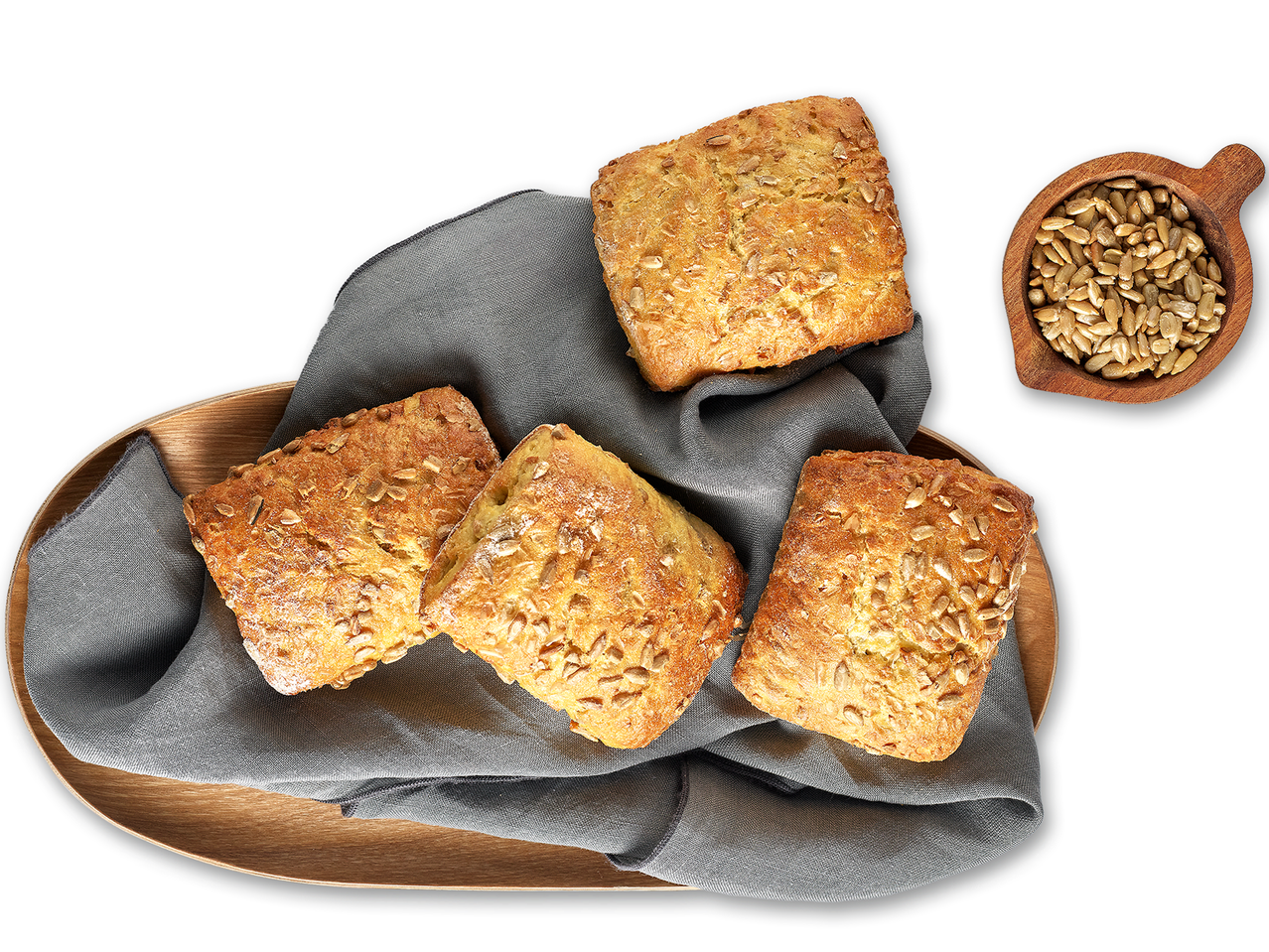 Četiri ukusna peciva sa sjemenkama suncokreta na drvenom tanjuru.