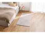 Covor cu fir lung LIVARNO home într-un dormitor modern, cu pat și noptieră.