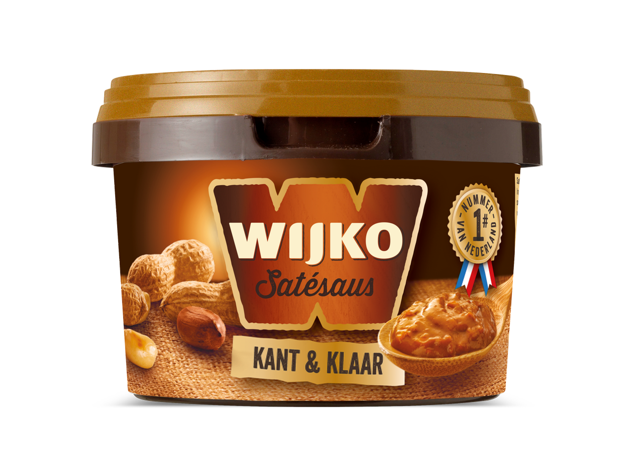 WIJKO Satésaus in een bruine pot met pinda's en een lepel satésaus, met de tekst 'KANT & KLAAR'.