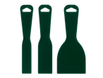 Trei spatule din plastic verde de dimensiuni diferite.