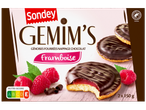 Gâteaux génoises fourrées à la framboise et nappées de chocolat, avec Nutri-Score E.