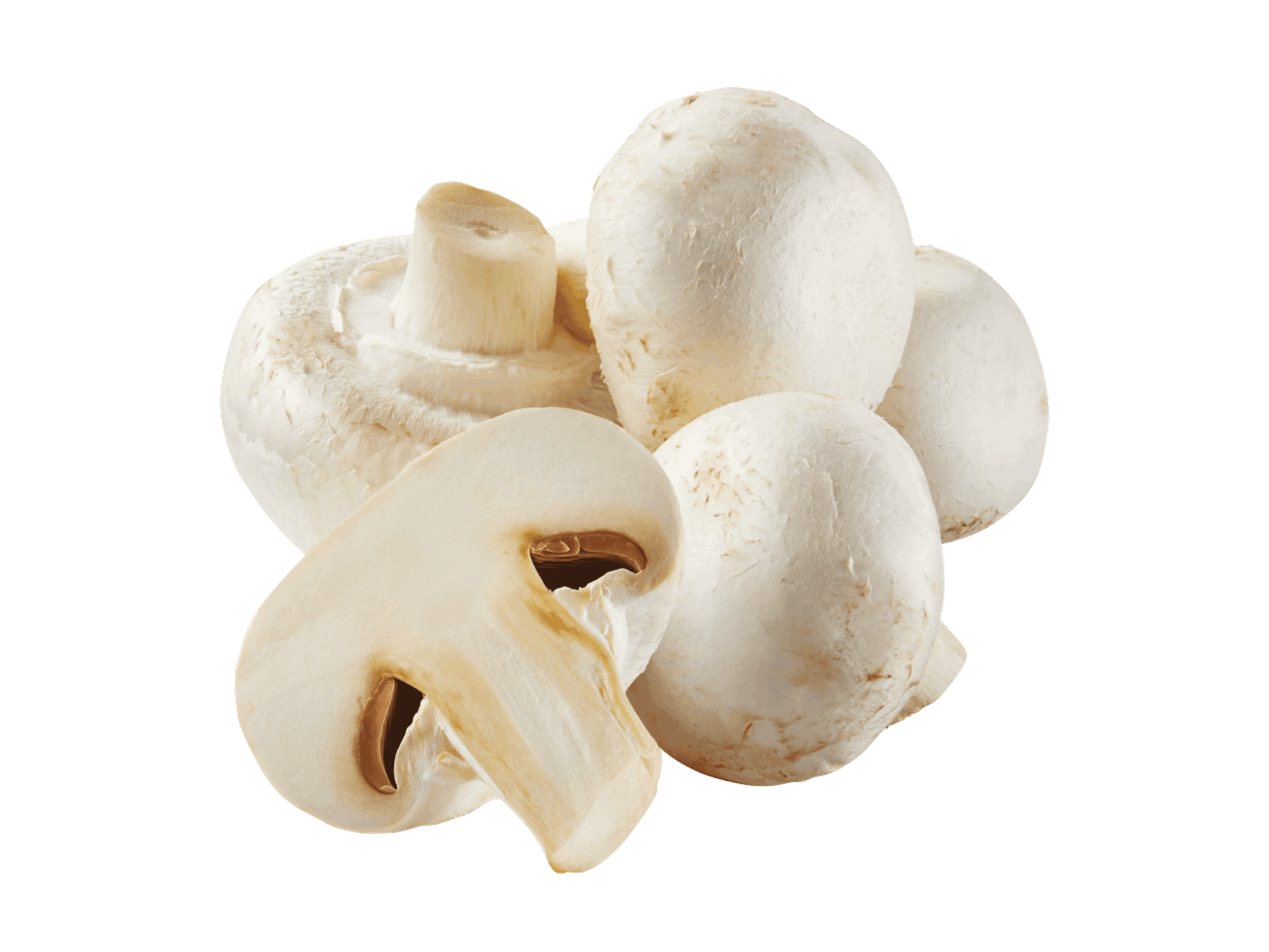 Švieži balti pievagrybiai, vienas perpjautas per pusę, juodame fone.