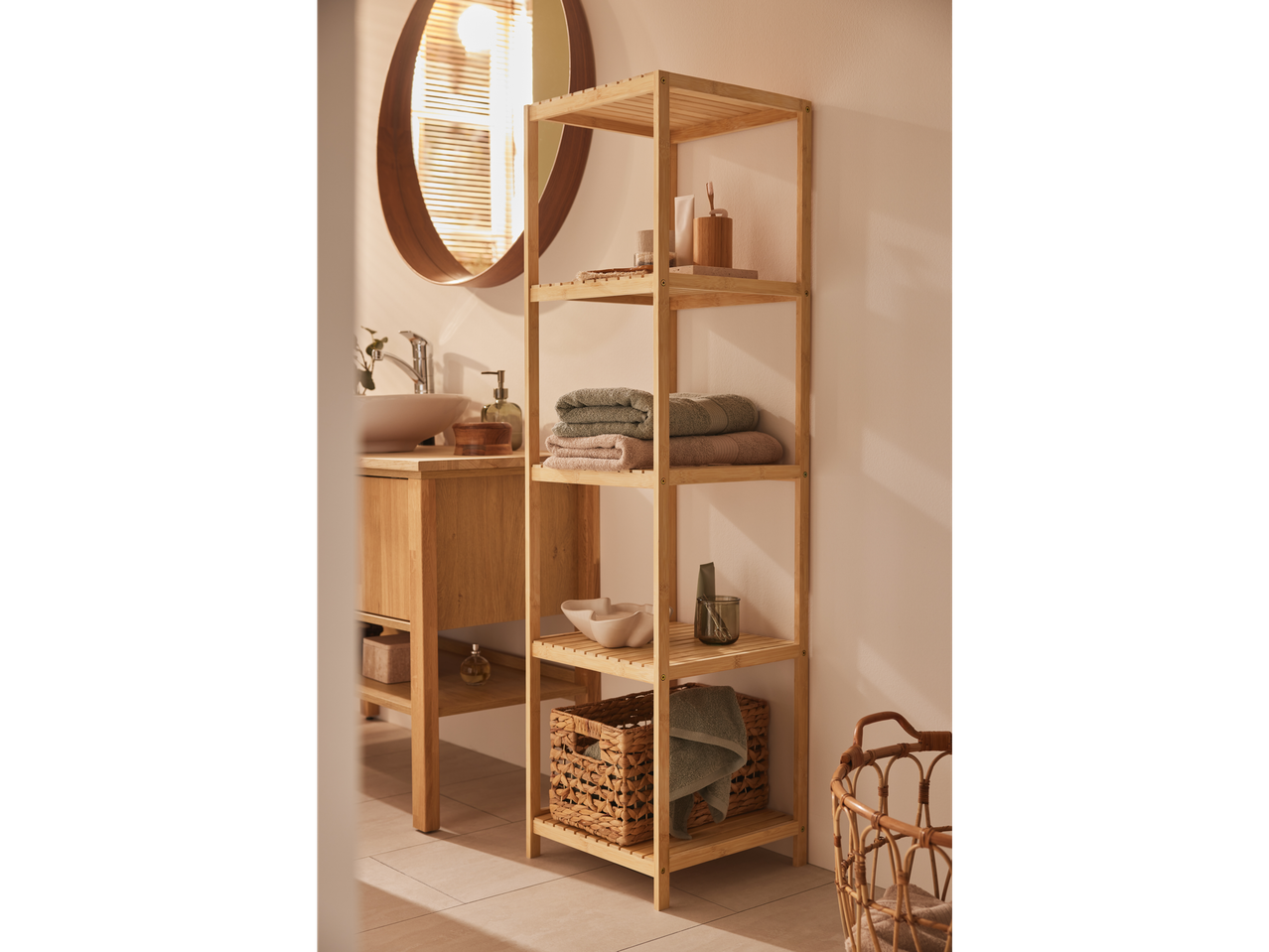 Een elegante vijfdelige bamboe badkamerplank met handdoeken en accessoires.