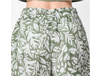 Pantaloni scurți de damă ESMARA, model floral verde și alb, talie elastică.