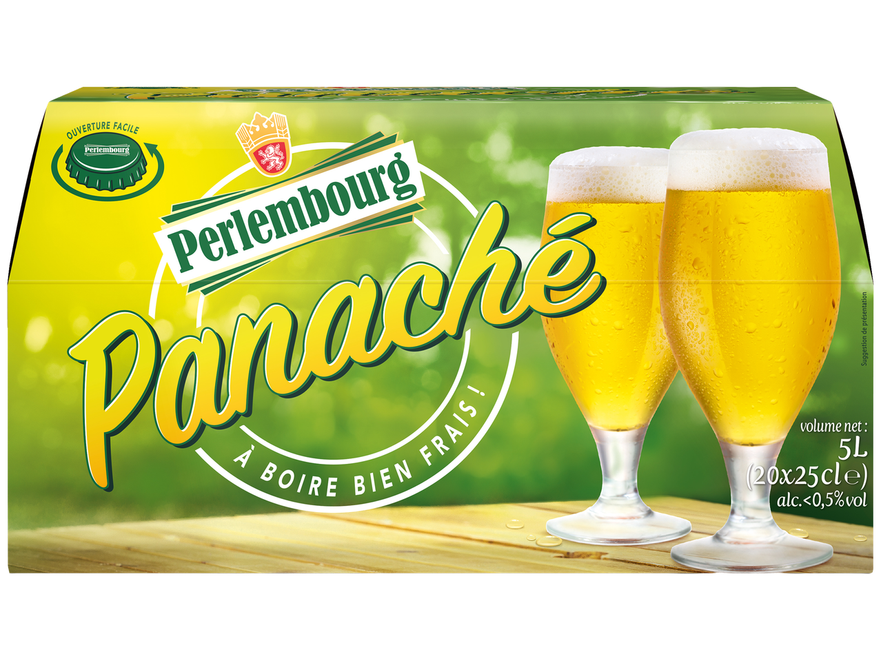 Un pack de bière panachée avec deux verres de bière fraîche sur une table en bois.
