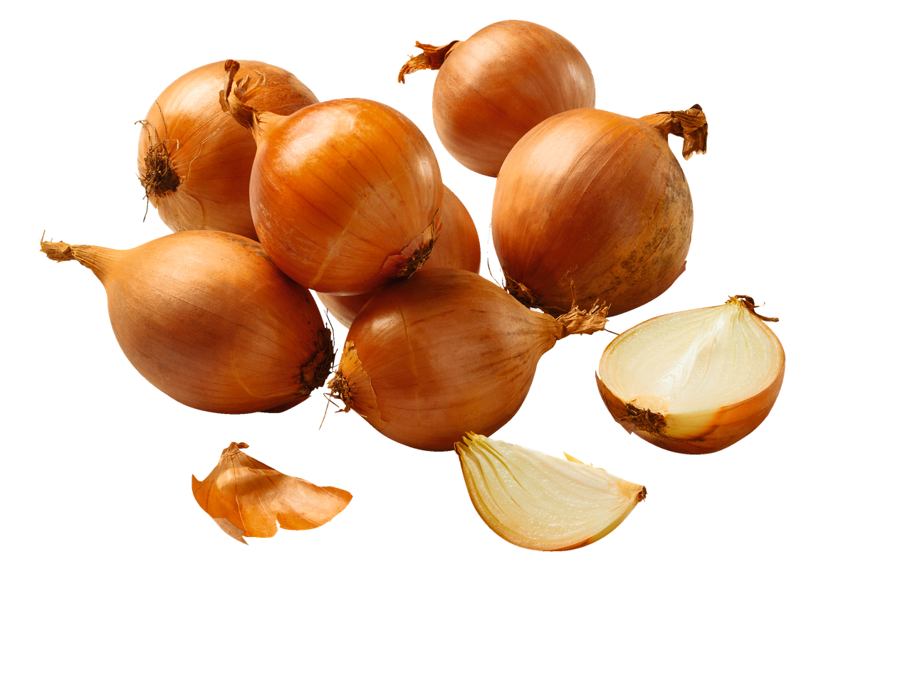 Uma coleção de cebolas inteiras e cortadas, incluindo uma casca de cebola, em fundo preto.