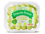 Een doorzichtige verpakking met groene pitloze druiven, met een etiket waarop 'Crunchy Dream' staat.