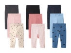 Ni par leggings til babyer i forskellige farver og mønstre, herunder hjerter og prikker.