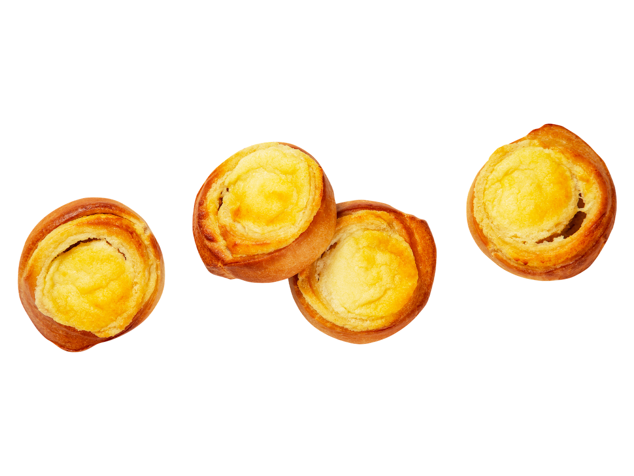 Neljä juustotäytteistä pullaa mustalla taustalla.