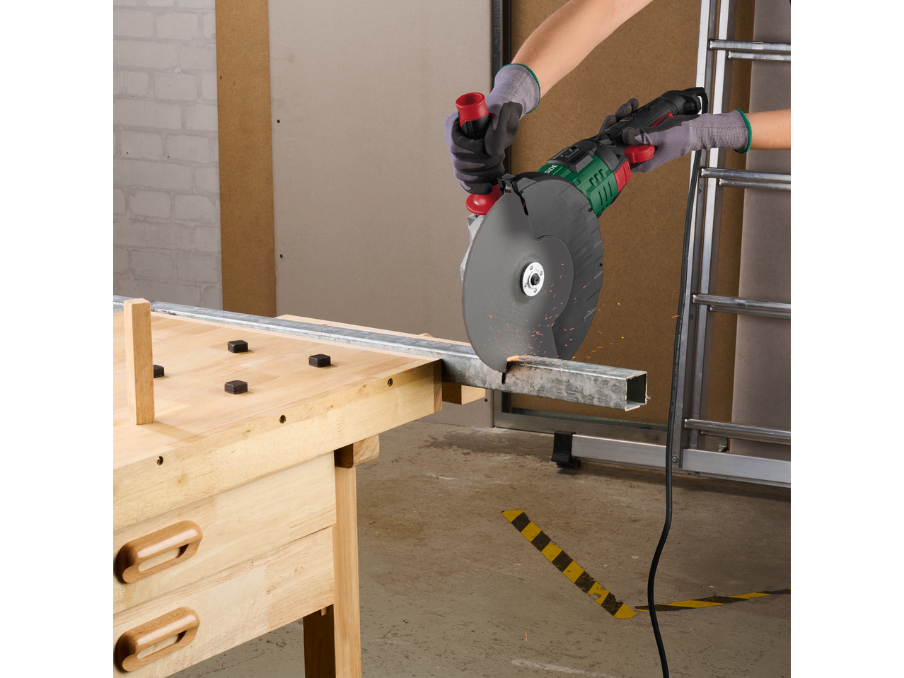 Polizor unghiular PARKSIDE tăind un profil metalic, cu scântei