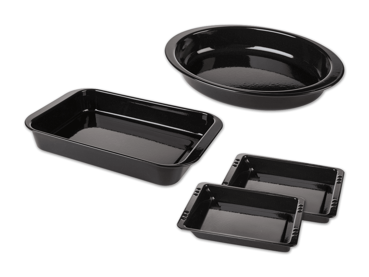 Schwarze Backformen: eine große ovale Auflaufform, ein rechteckiges Backblech und zwei kleinere quadratische Backbleche.