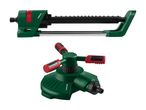 To grønne vandspredere: en oscillerende og en roterende sprinkler.
