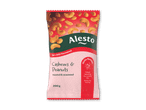 En pose med hot chili-smagte cashewnødder og peanuts, ristede og krydrede, 200g.