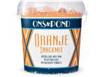 Oranje snackmix met rijstzoutjes en gecoate pinda's in een doorzichtige plastic emmer.