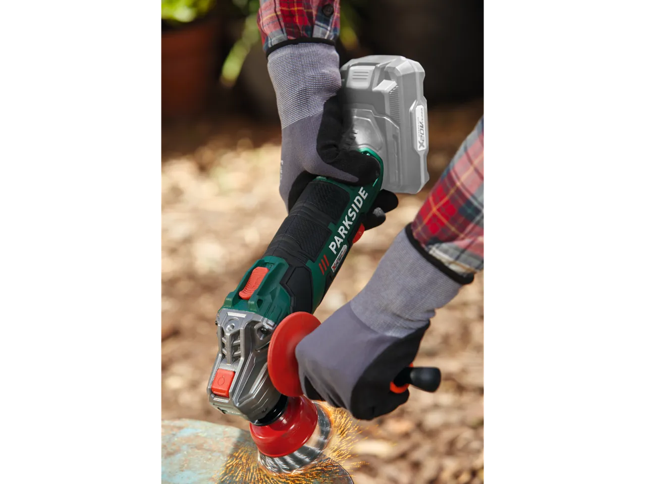 Go to full screen view: 20V Cordless Angle Grinder - Image 3