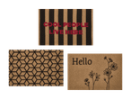 Tre dørmåtter: en med teksten 'COOL PEOPLE LIVE HERE', en med et geometrisk mønster og en med teksten 'Hello' og blomster.