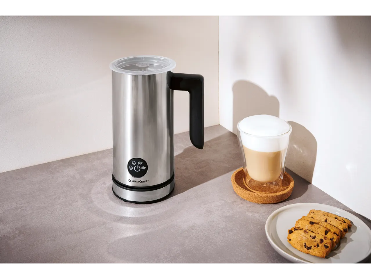 Spumator de lapte SilverCrest, cappuccino și biscuiți cu ciocolată.