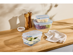 Set de recipiente SILVERCREST cu fructe, brânză și castraveți, cu râșnițe și prosop de bucătărie.